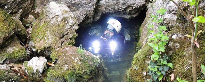 Intrarea accesibila doar scafandrilor in Peștera Izvorul de la Nuci
